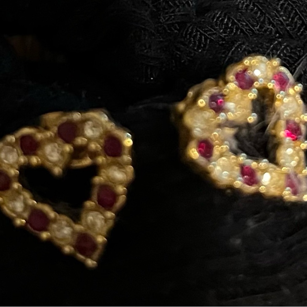 Red and white stone heart earrings